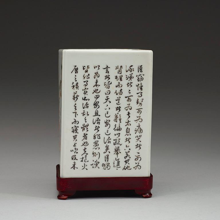 PENSELMUGG, porslin, Qingdynastin, med Qianlongs märke, 1800-tal.