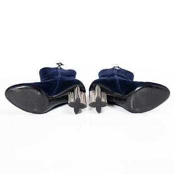 Louis Vuitton, stövletter, "Blue Velvet Crystal Heel Boot", storlek 37.