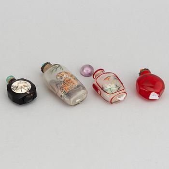 Four Chinese snuff bottles in glass and stone, 20th century.