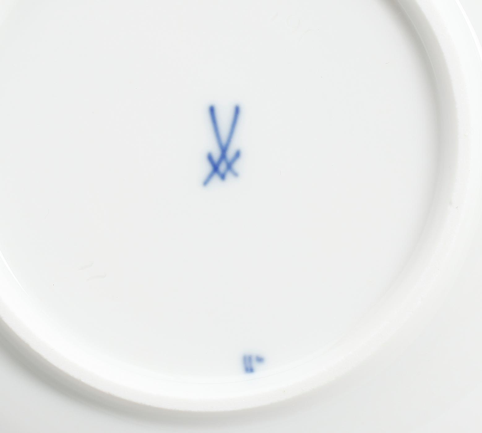 KAFFEKOPPAR MED FAT, 12 st, porslin, Meissen, 1900-talets mitt.