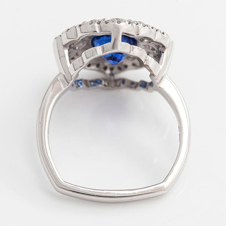 Ring, platina med en oval obehandlad safir, Sri Lanka, och briljantslipade diamanter. GRS-sertifikat.