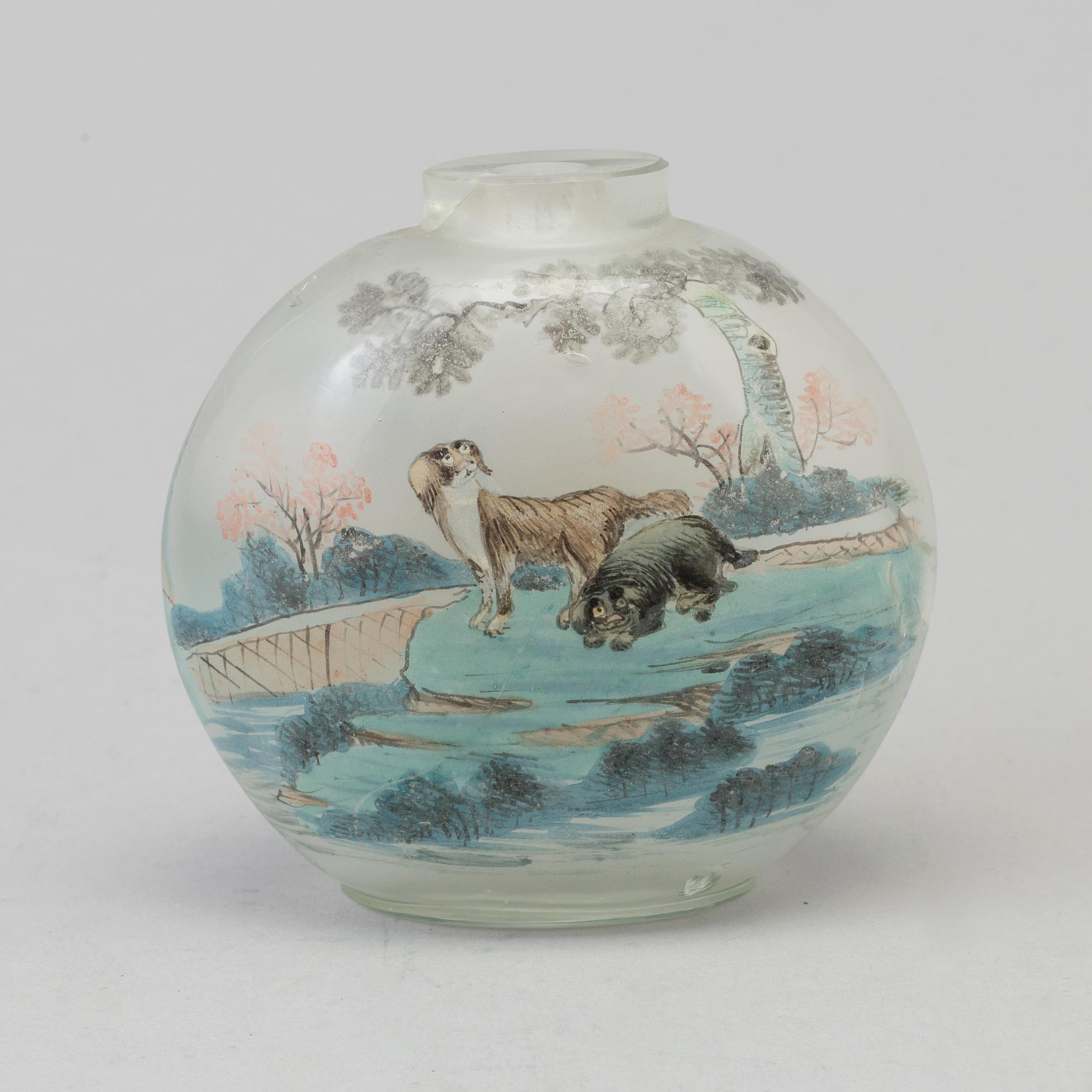 A large Chinese glass snuff bottle, circa 1900.