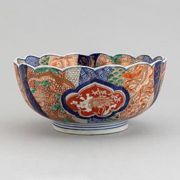 A set of two flower shaped Japanese imari bowls, Meiji period (1868-1912).