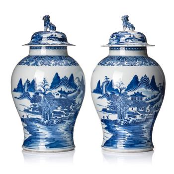 1150. A pair of blue and white Chinese porcelain jars with covers. Qing dynasty, Qianlong (1736-95).