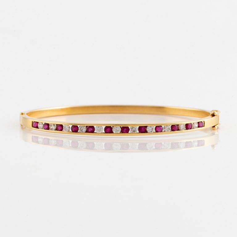 Armring, 18K guld med briljantslipade diamanter och rubiner.