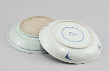SKÅLFAT, 2 st, porslin, Kina, 1800 respektive 1900-tal.