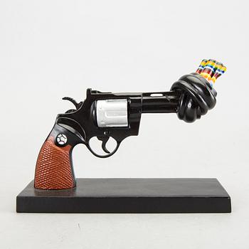 Carl Fredrik Reuterswärd, Non-Violence Project Foundation skulptur 2012.