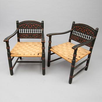 KARMSTOLAR, ett par, nationalromantisk stil, 1900-talets första hälft.