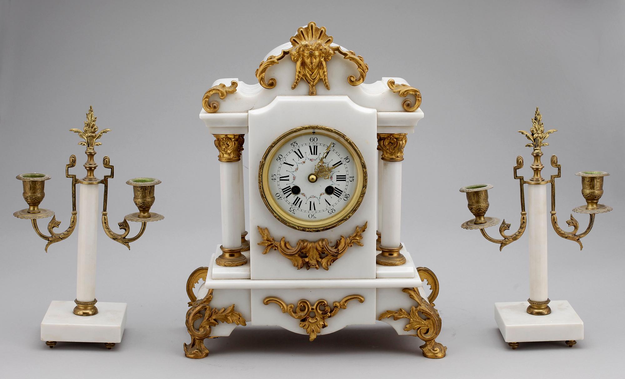 BORDSGARNITYR, 3 delar, marmor och mässing, Louis XVI-stil, omkring 1900.