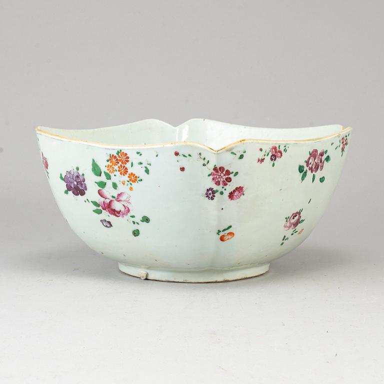 A famille rose serving bowl/saladiere, Qing dynasty, Qianlong (1736-95).