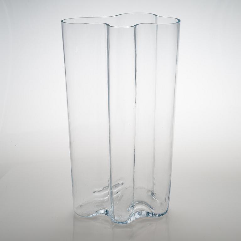 Alvar Aalto, a 21st century '0551' unsigned vase for Iittala.