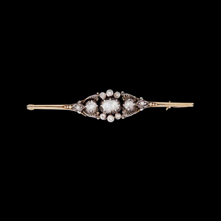 BROSCHNÅL, 18k tvåfärgat guld med 11 rosenstensslipade diamanter, totvikt 6,4g, 1800/1900-tal.