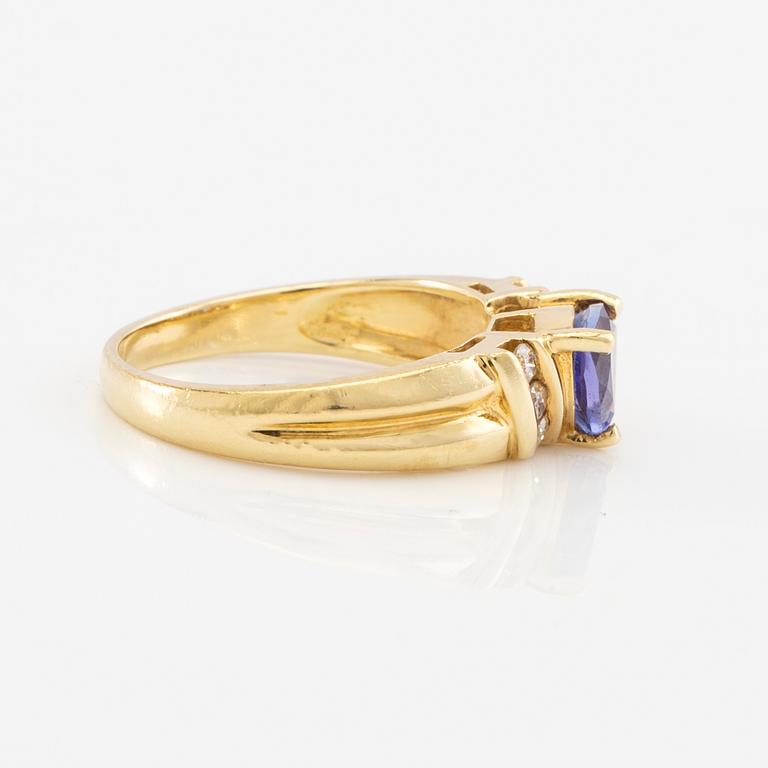 Ring in 18K gold set with a faceted tanzanite and round brilliant-cut diamonds.