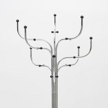 Sidse Werner, tamburmajor, "Coat Tree", Fritz Hansen, Danmark.