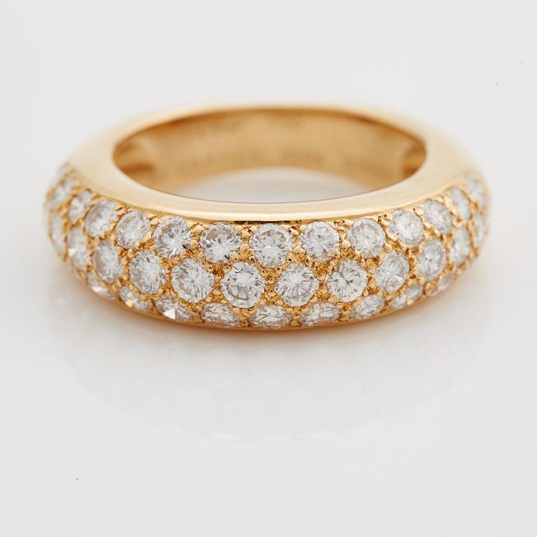 A brilliant cut diamond ring by Cartier.