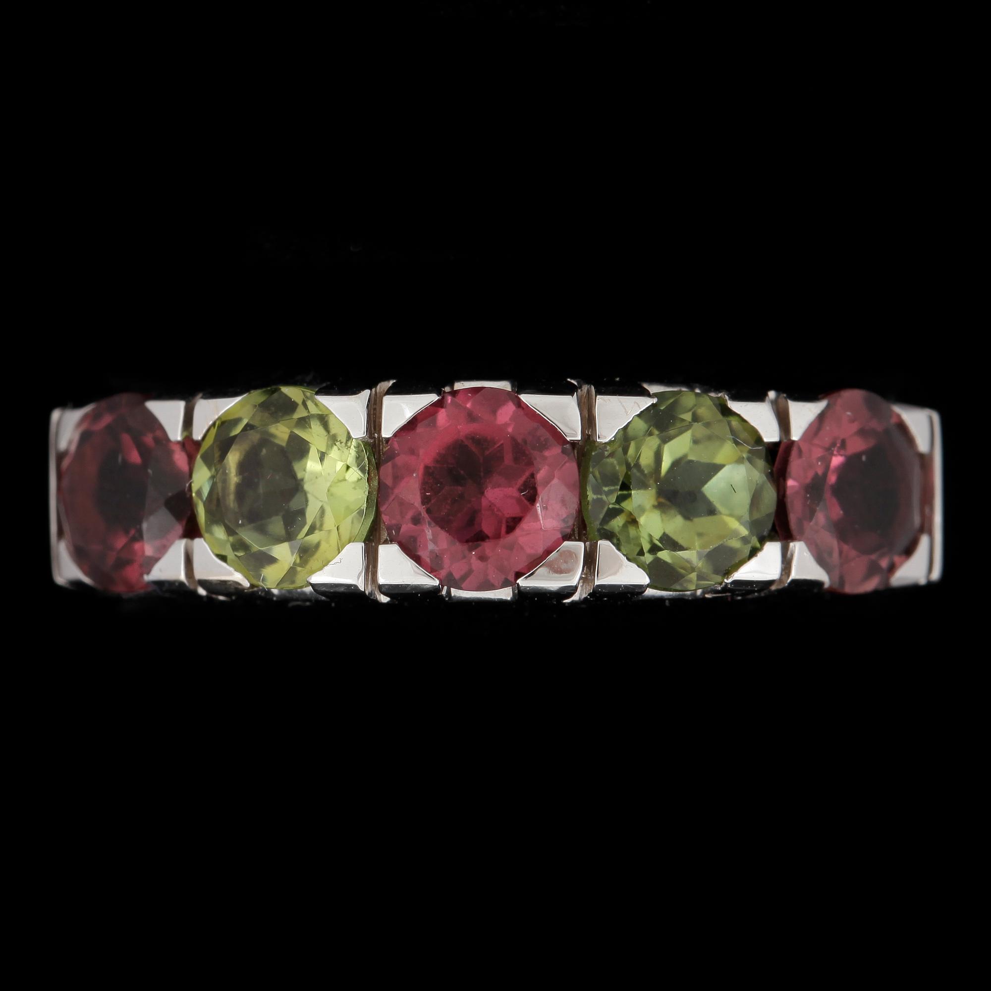 RING, 14k vitguld med rosa och gröna turmaliner tot 2,73ct. Vikt ca 6,2 gram.