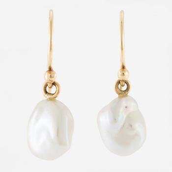 Hedvig Westermark, a pair of earrings 18K gold with pearls.