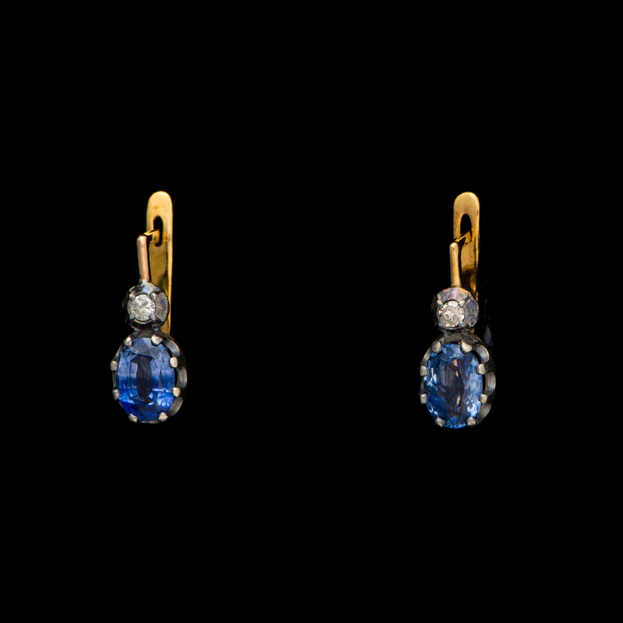 ÖRHÄNGEN, 14K guld (56), silver, safirer, diamanter. Vikt totalt ca 2,3 g.