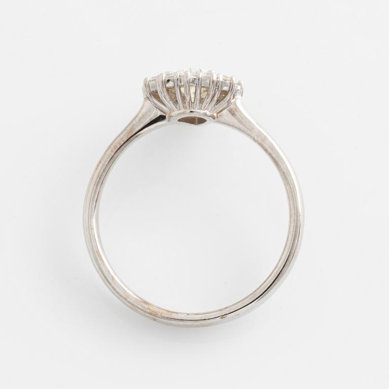 Ring med droppslipad diamant 0,70 ct, med GIA dossier.