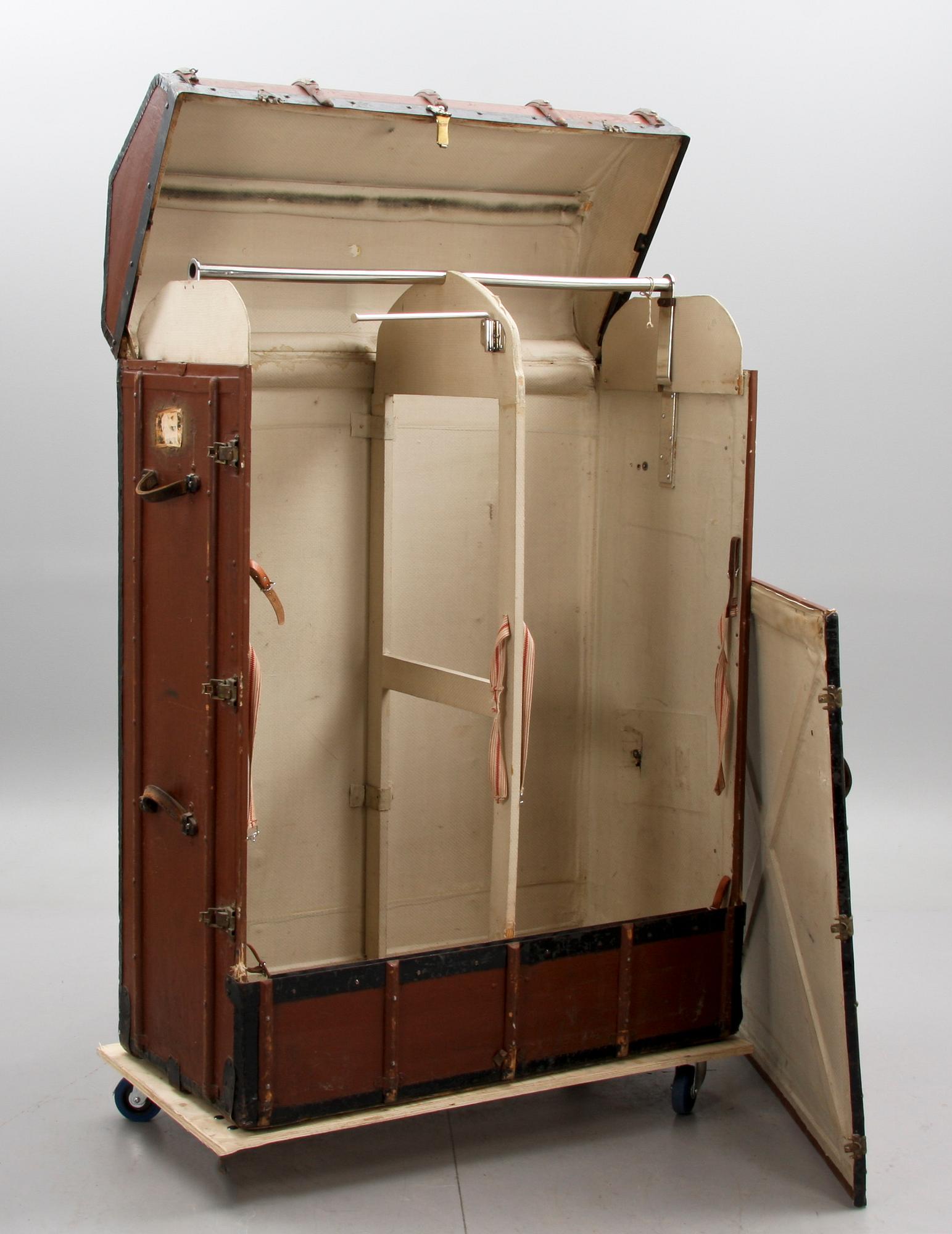 RESEKOFFERT/GARDEROB, 1900-talets första hälft.