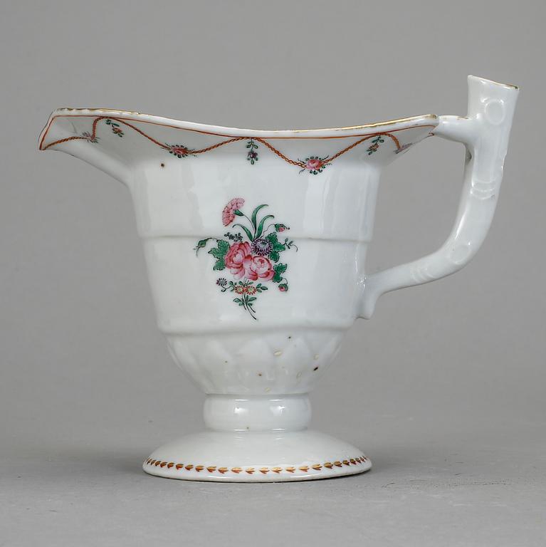 KANNA,  Hjälmkanna, porslin. Kina, 1700-tal.