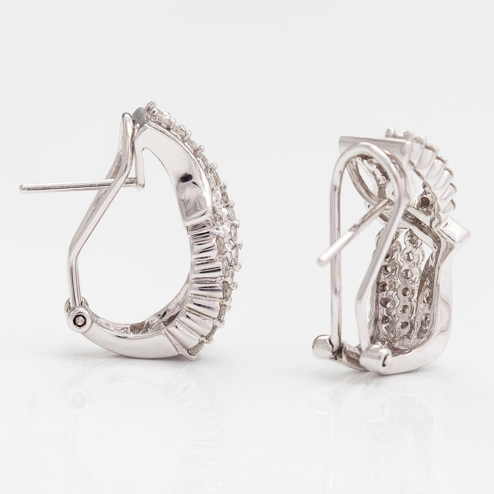 Örhängen, 18K viguld och diamanter ca 1.80 ct totalt.