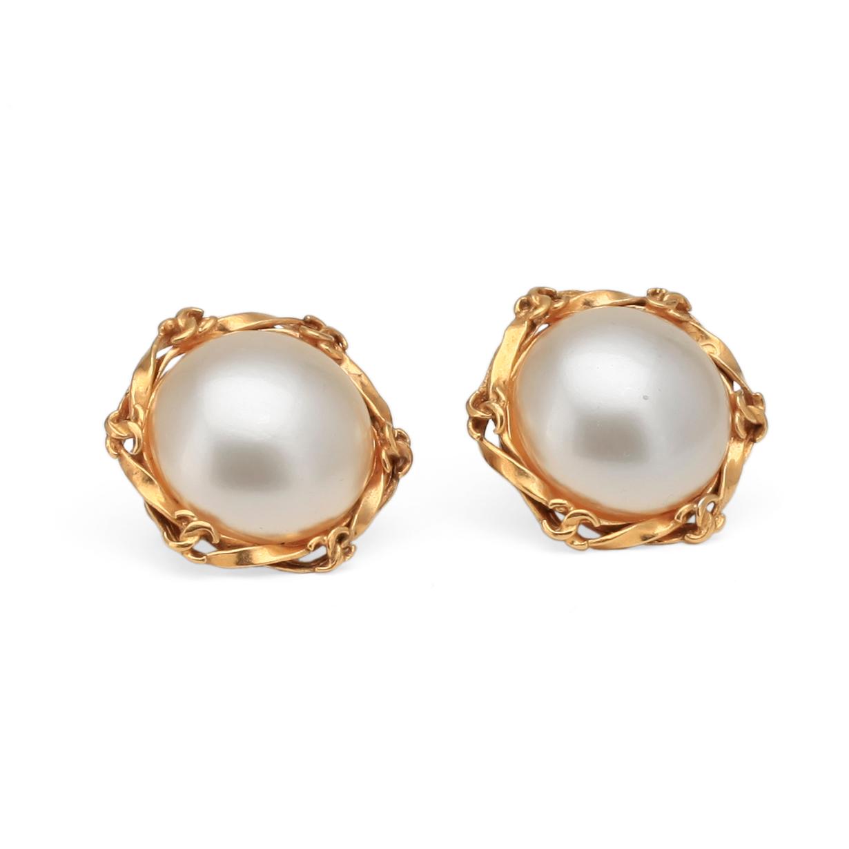 CHANEL, a pair of earclips.