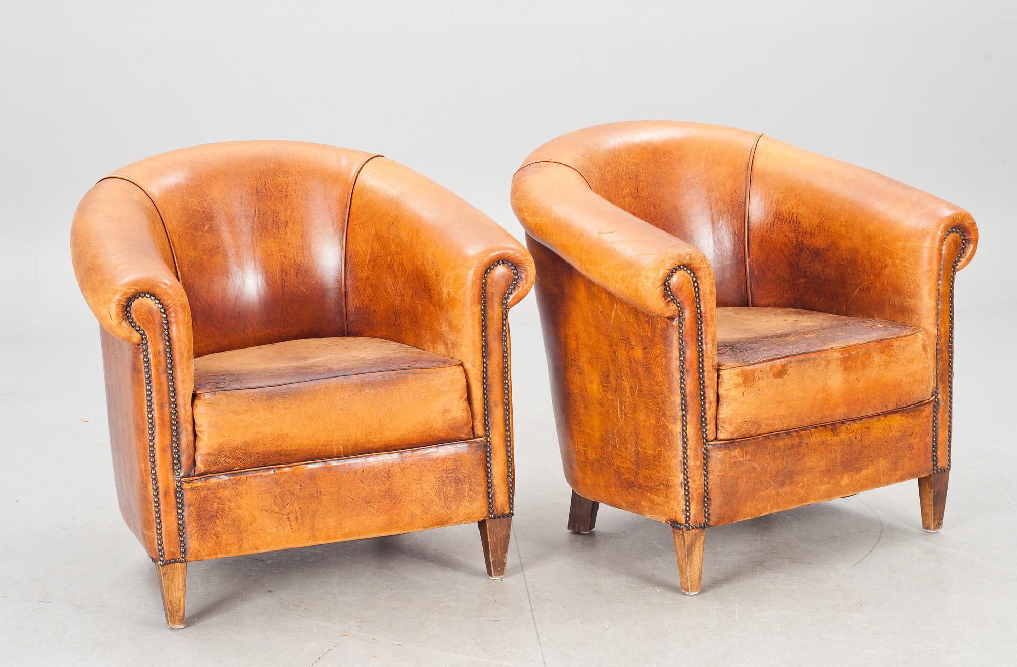 CLUBFÅTÖLJER, ett par, 1900-talets slut.