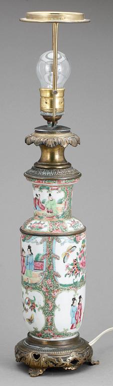 BORDSLAMPA, porslin och mässing, 1900-talets första hälft.