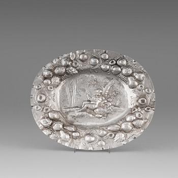 113. A Swedish late 17th century silver sweet-meat dish, mark of Henning Peteri, Nykoping 1695.