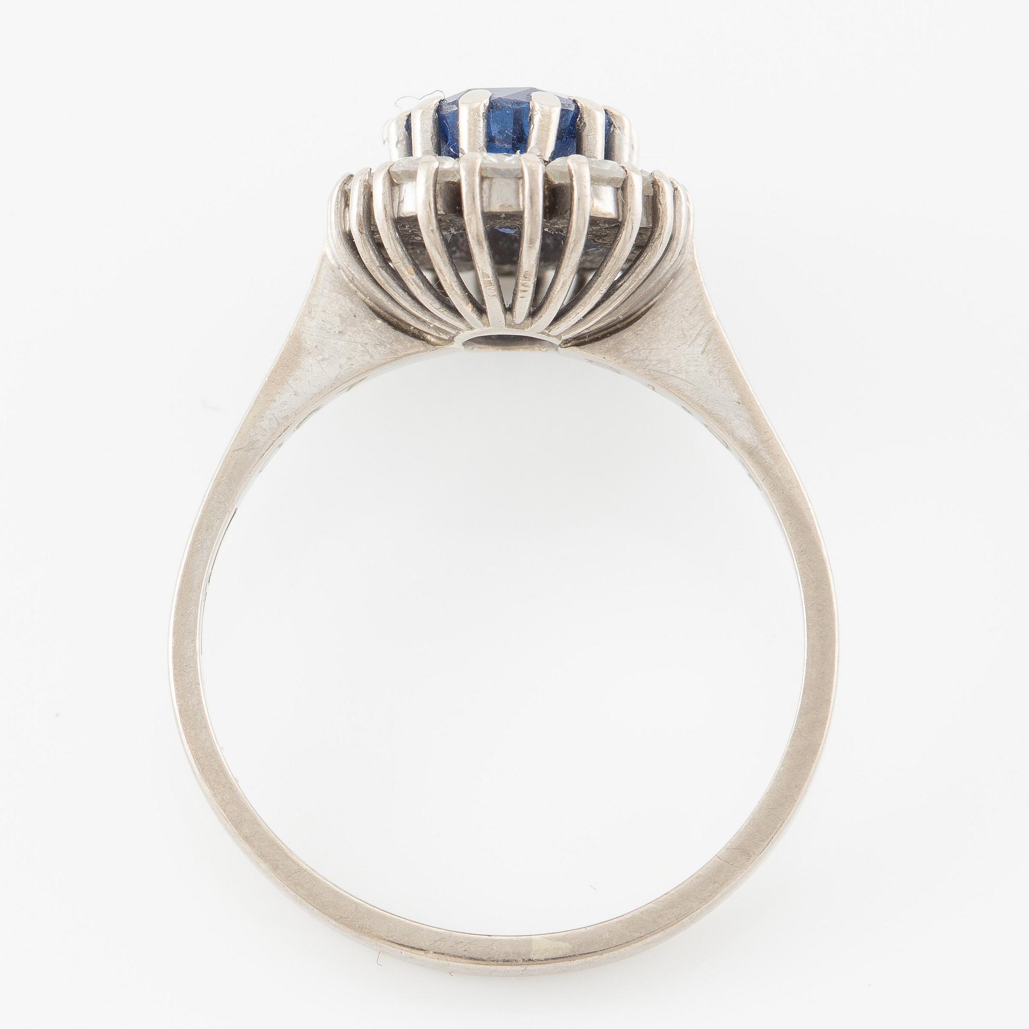 Ring, cameo model, 18K white gold with sapphire and brilliant-cut diamonds.