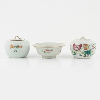 A set of four famille rose boxes with covers and a bowl, late Qing dynasty.