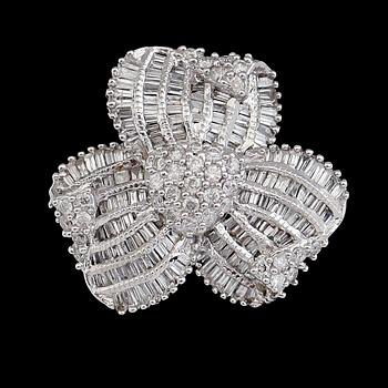 RING, 18 k vitguld, diamanter tot ca 0.70 ct.