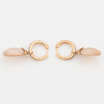 Earrings in 18K gold with mother-of-pearl, faceted rose quartz, and round brilliant-cut diamonds.