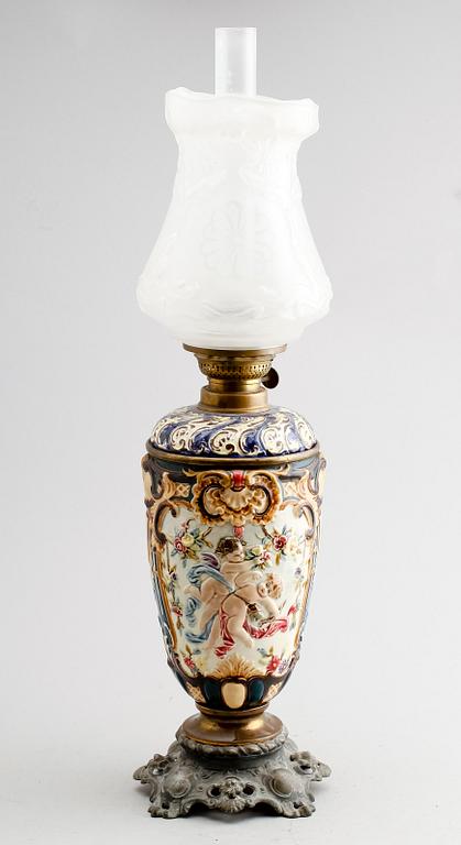 BORDSFOTOGENLAMPA, majolika, sent 1800-tal.