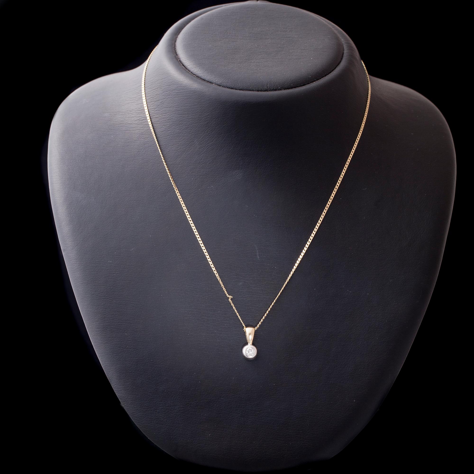 HÄNGE, 14K guld, briljantslipad diamant 0,25 ct. Vikt ca 4,6 g.