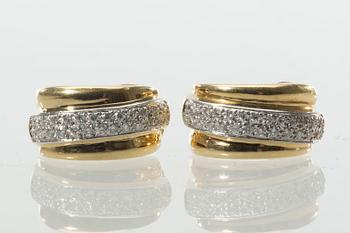 ÖRHÄNGEN, 18 k guld samt vitguld med diamanter ca 0.50 ct. Caroli Juvel, Malmö. Vikt ca 11 g.