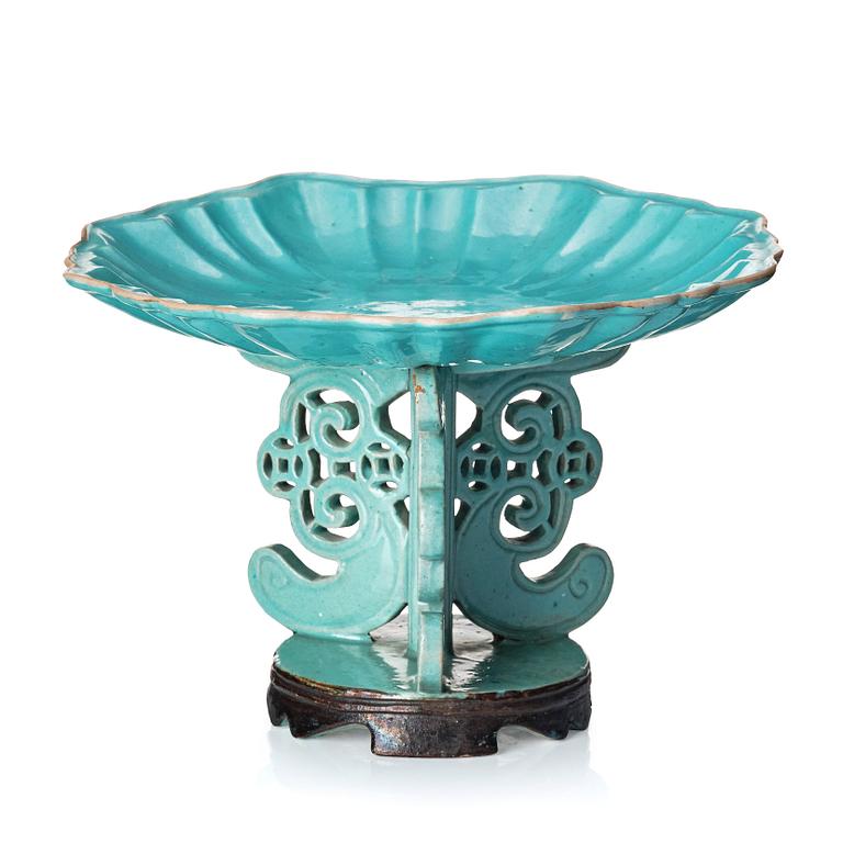 A turquoise glazed dish with stand, Qing dynasty, 19th century.