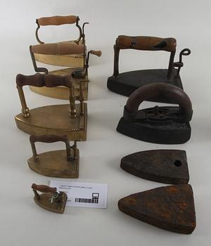 PARTI STRYKJÄRN, 9 delar. Mässing, järn.