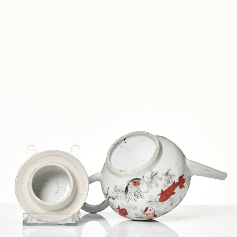 Tekannor, två stycken, kompaniporslin. Qingdynastin, Qianlong (1736-95).