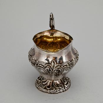 GRÄDDKANNA, silver, nyrokoko, Frans Holm, verksam 1849-1885 i Vadstena. Vikt ca 185 gram.