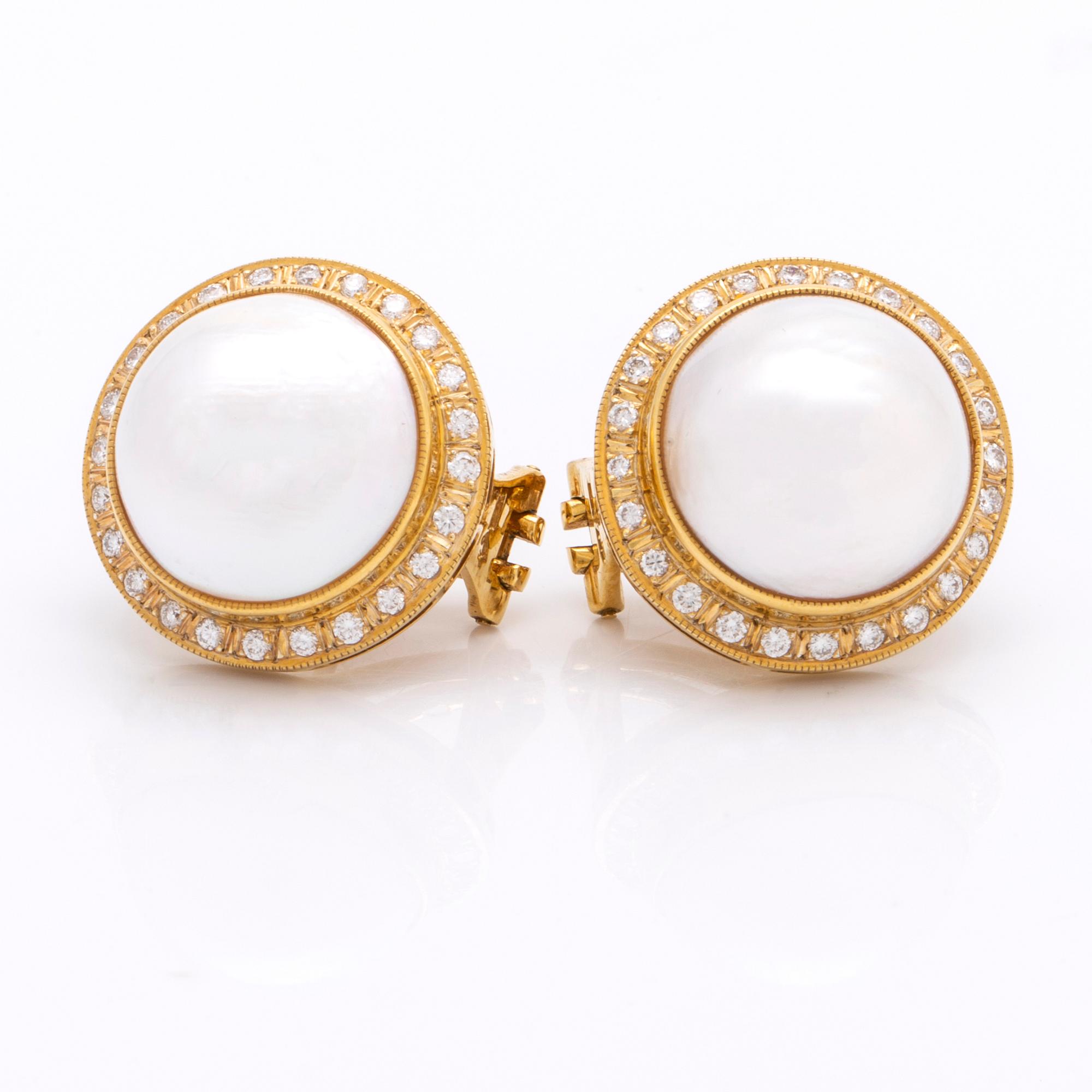 Earrings 18K gold with 2 mabé pearls approx 15 mm and brilliant-cut diamonds approx 1 ct in total, clip and pin fitting.