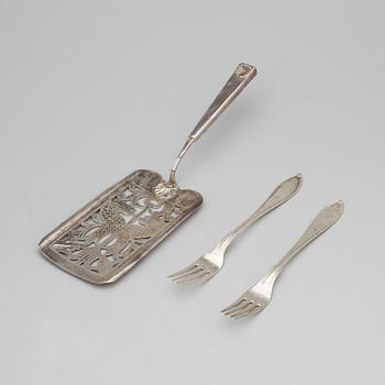 FISKSLEV samt GAFFLAR, 1+2, silver, bland annat Danmark, omkring 1900. Vikt ca 163 gram.