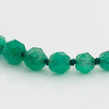 Collier med doserade fasettslipade smaragder.