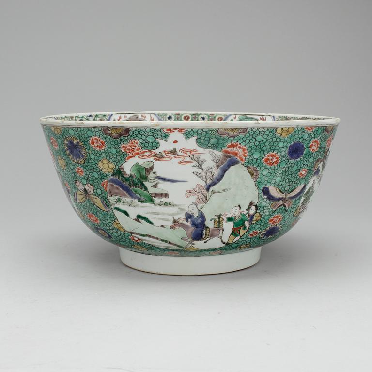 A famille verte punch bowl, Qing dynasty, Kangxi (1662-1722).