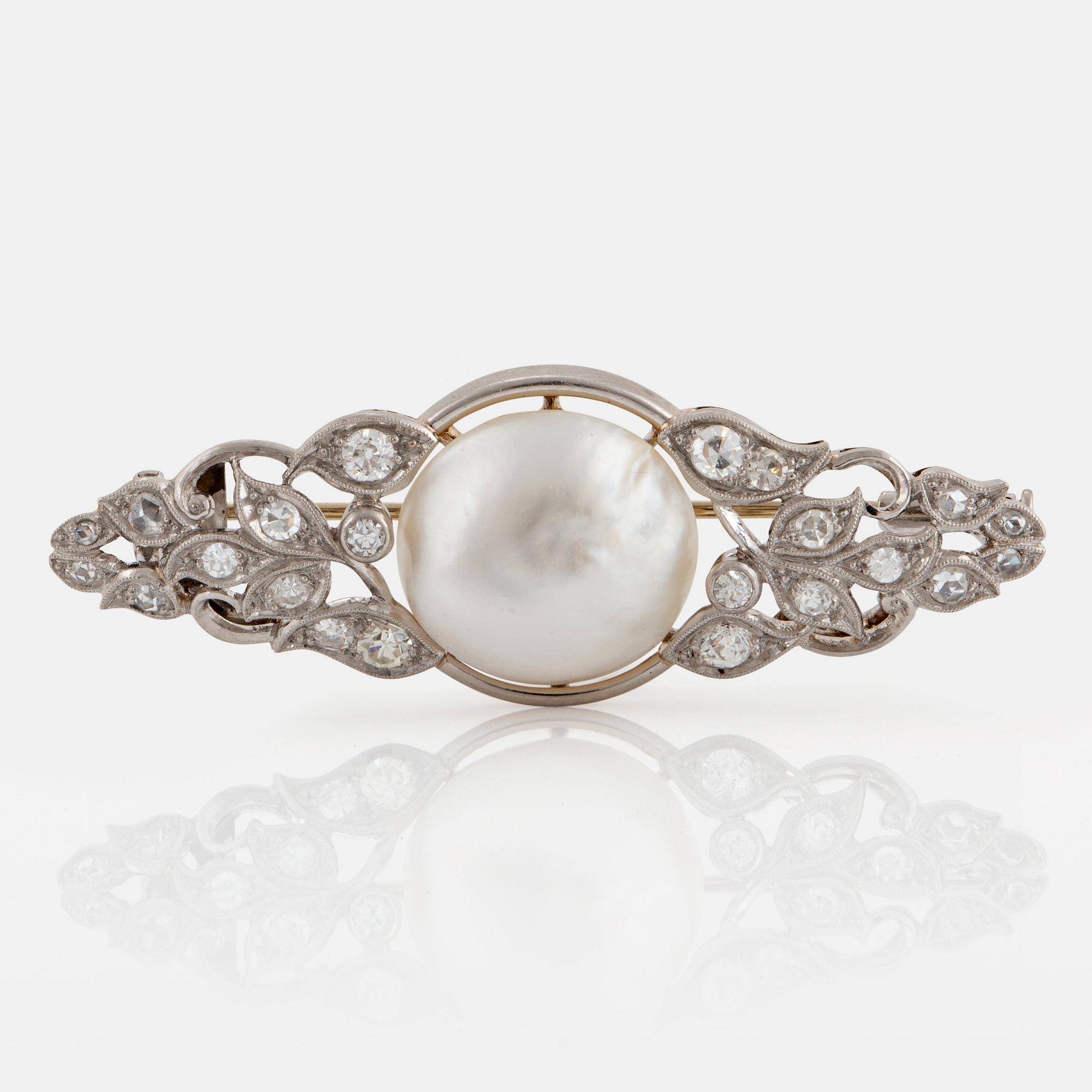 Brosch platina med en pärla samt gammal- och rosenslipade diamanter.