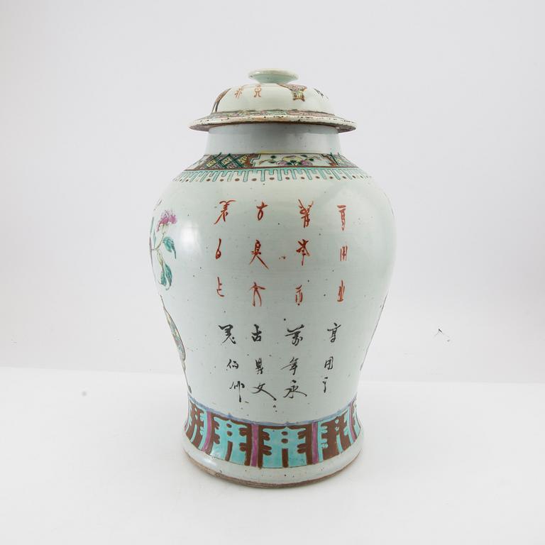 Lock urn China 19th century porcelain.