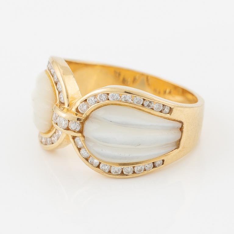 Ring in 18K gold with mother-of-pearl and round brilliant-cut diamonds.