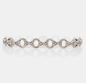 943. An 18K white gold bracelet set with round brilliant-cut diamonds.