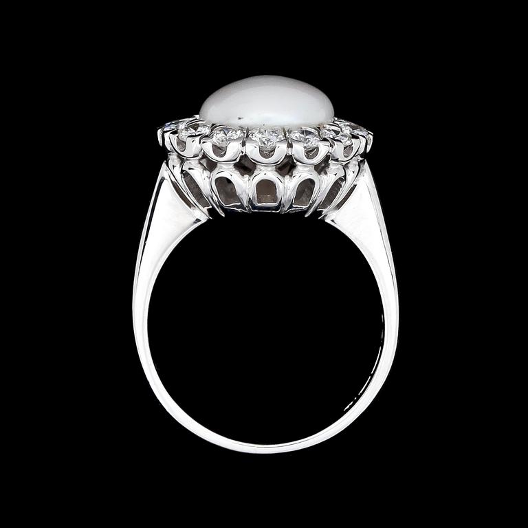 RING, naturlig sötvattenspärla med briljantslipade diamanter, tot. 0.88 ct.